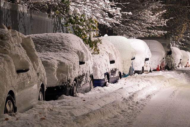 automobily na ulici pod sněhem.jpg