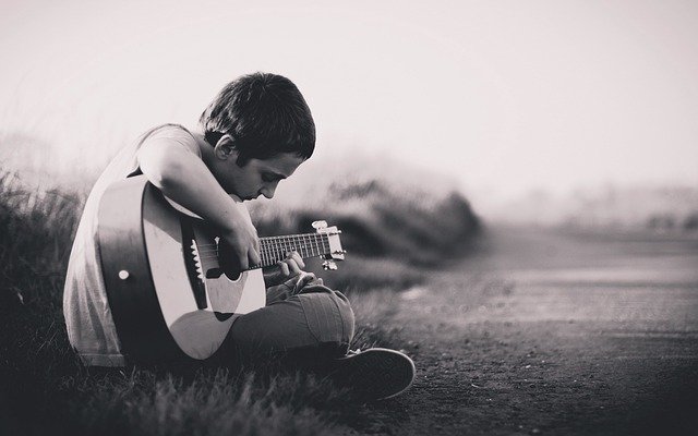 chlapec a kytara